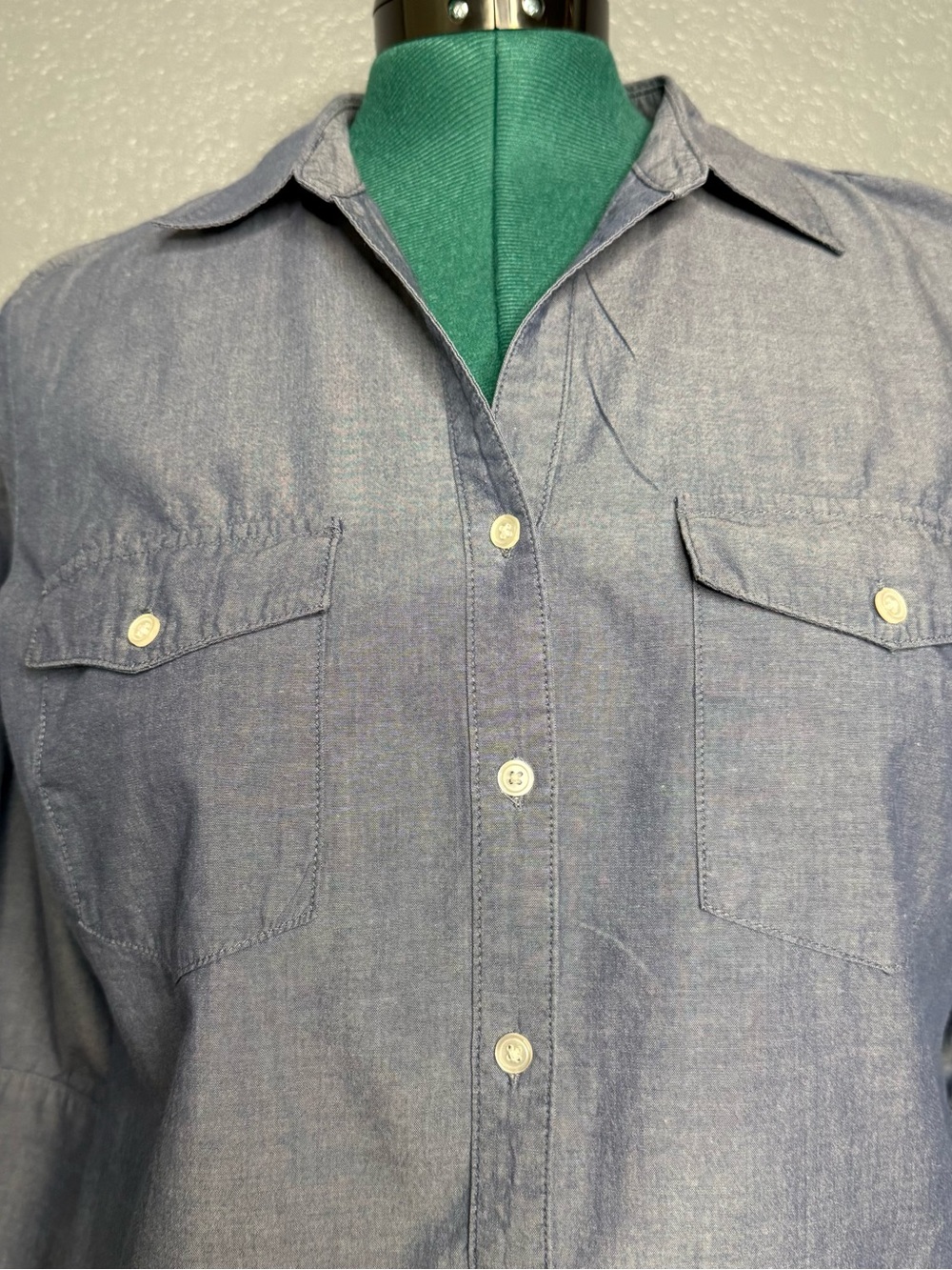 Ellen Tracy Chambray Shirt 100% Cotton Light Blue Button Down Denim Look Top L - Picture 7 of 8